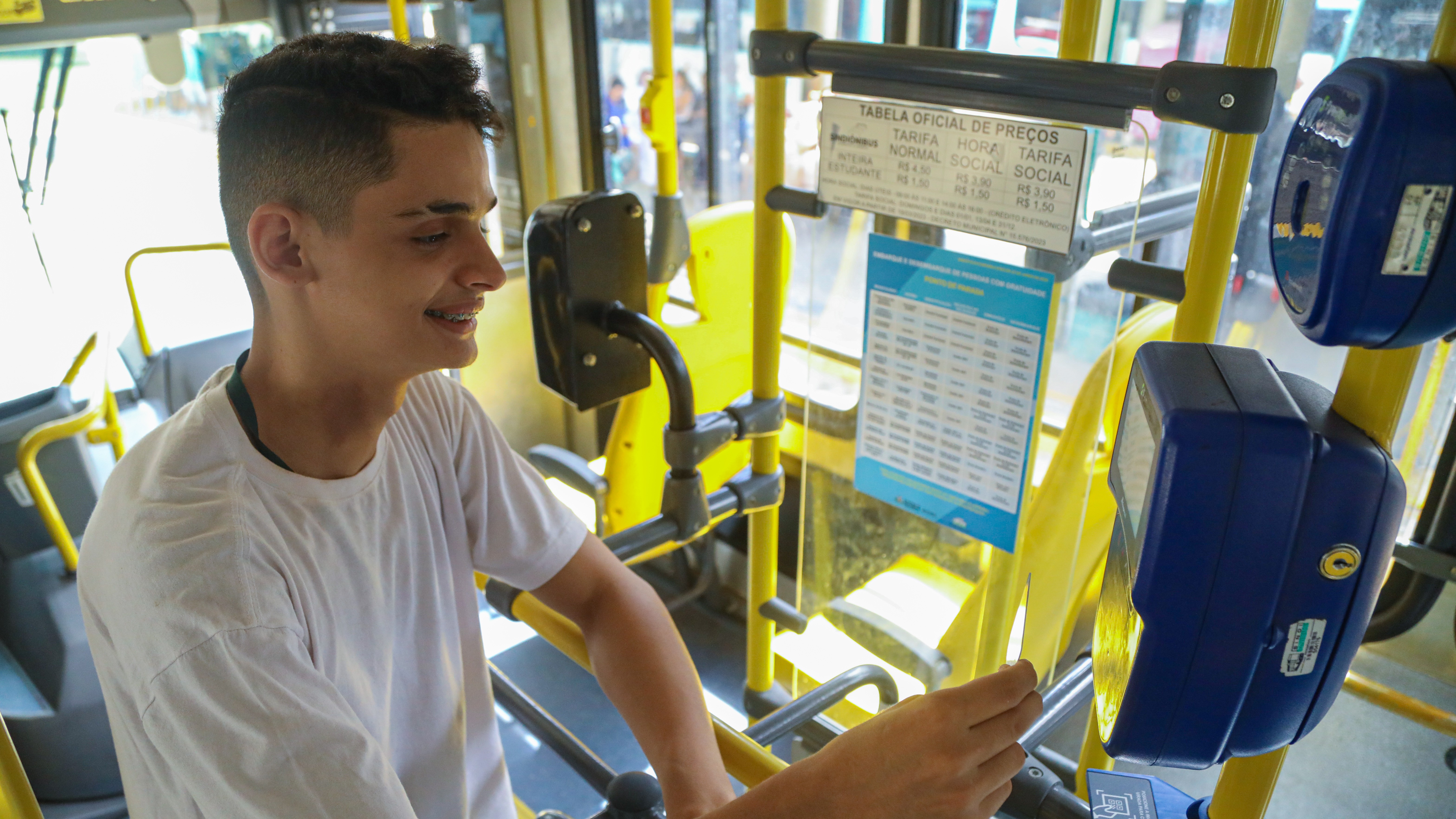 estudante passando pela catraca de um ônibus